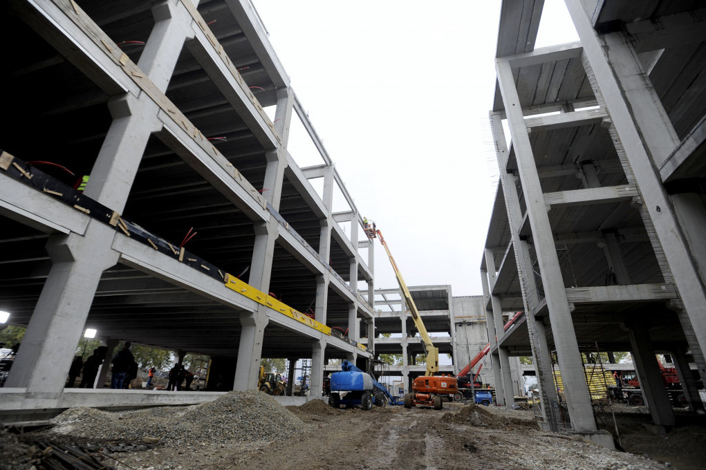 NESREĆA NA GRADILIŠTU U MLADENOVCU! Zemlja se obrušila i zatrpala radnika, lekari mu se bore za život!