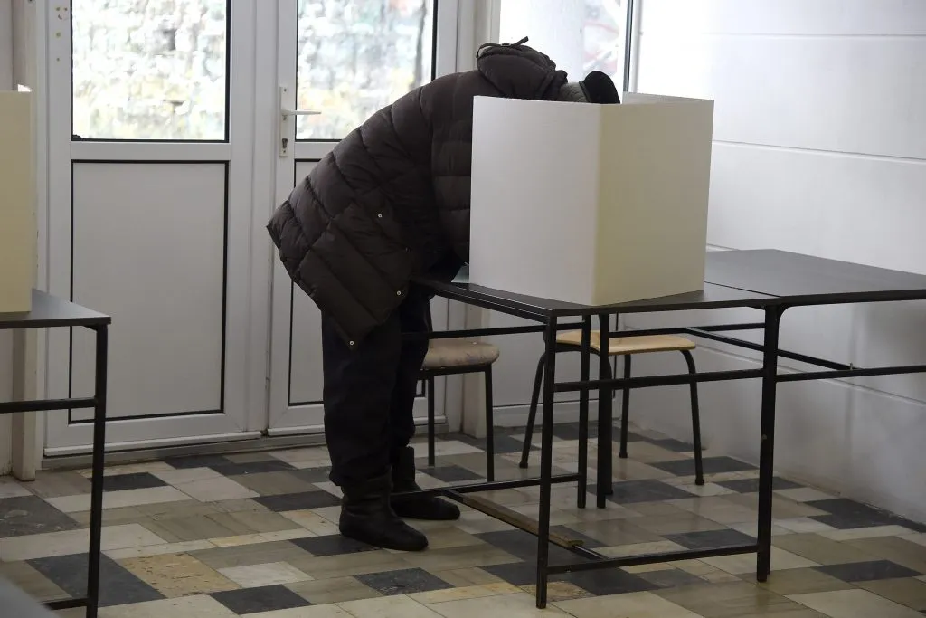 Šta je na izborima 2023. uradila članica biračkog odbora SNS koja je osuđena na 6 meseci