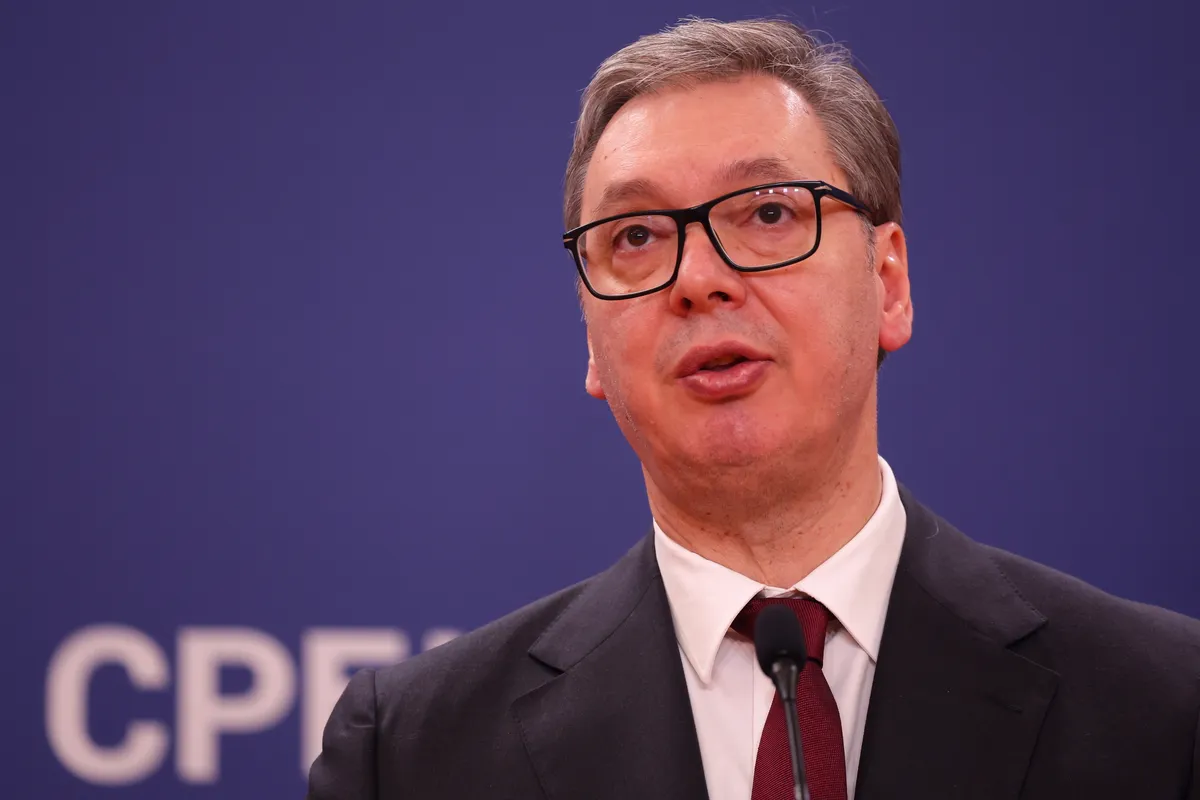 Vučić: Ambasada Srbije u Teheranu oštećena, osoblje ide u Baku, avioni za evakuaciju čim bude bezbedno
