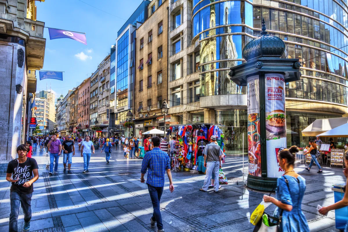 Raste jaz između bogatih i siromašnih u Srbiji: Gotovo sedam od 10 zaposlenih ima platu ispod prosečne