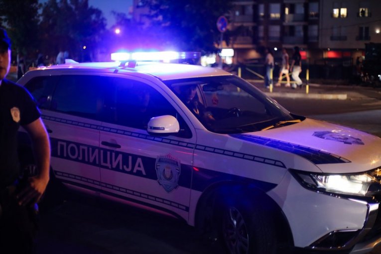 BEŽALI OD POLICIJE, PA SE ZAKUCALI U OGRADU! Filmska potera u Novom Pazaru! (VIDEO)
