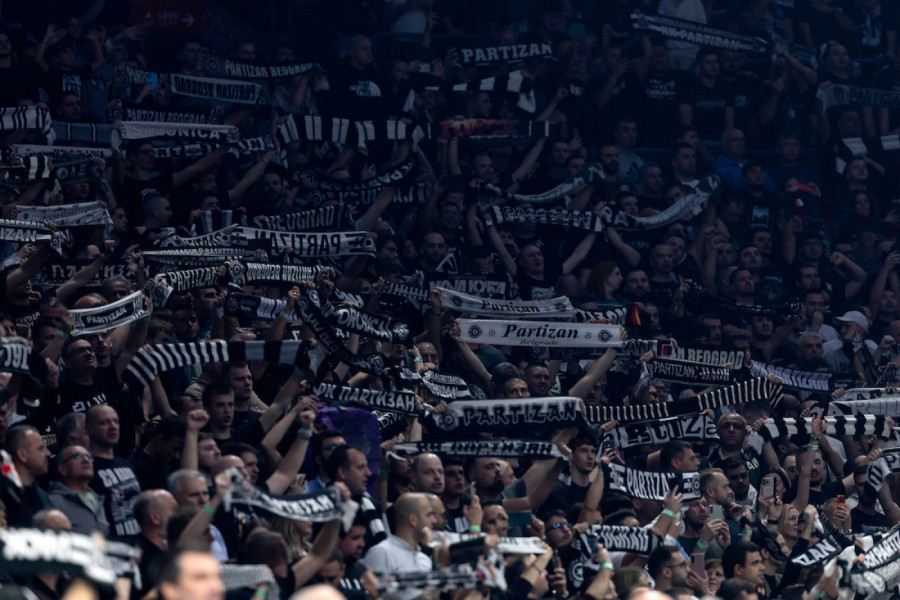 PARIZ DRHTI ZBOG GROBARA: Grad svetlosti zna šta ga čeka, tu su i srpske trobojke (FOTO)