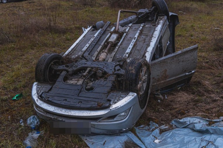 AUTOMOBIL SLETEO SA PUTA I PREVRNUO SE NA KROV! Jeziva nesreća kod Žablja! (FOTO)