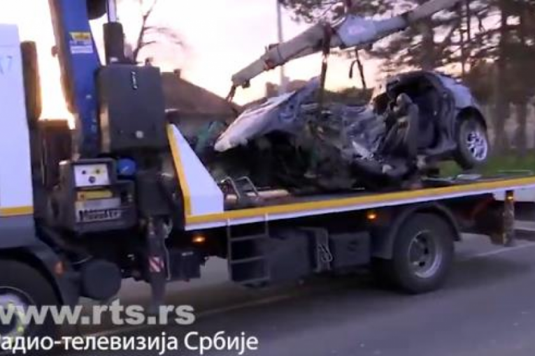 PRVE SLIKE SA MESTA JEZE U BARAJEVU! Mladić izgubio kontrolu nad automobilom, pa udario u banderu