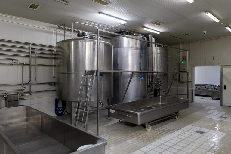 Mlekari i poljoprivrednici: Izjava ministra o ilegalnom uvozu sireva uznemirila javnost – Ekonomija