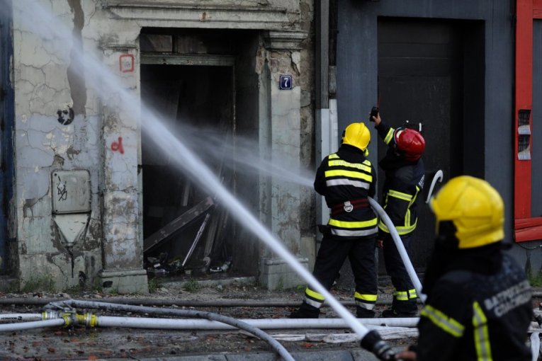 „VI STE KRIVI ZA SMRT!“ Na zgarištu kuće kod Bačkog Petrovca nađena tela bračnog para, a na zidu tada otkrivena JEZIVA PORUKA upućena sinovima!