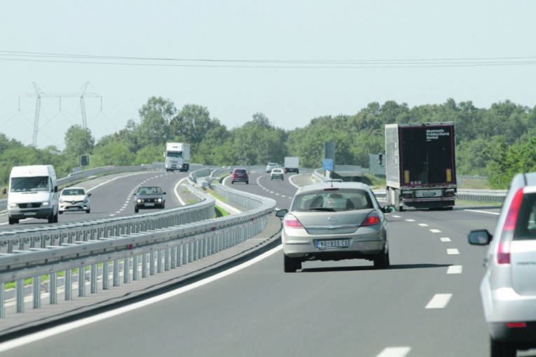 DRAMA NA AUTO-PUTU ZA ČAČAK! Silovit udarac u bankinu kod isključenja za Lajkovac, vozilo potpuno smrskano!