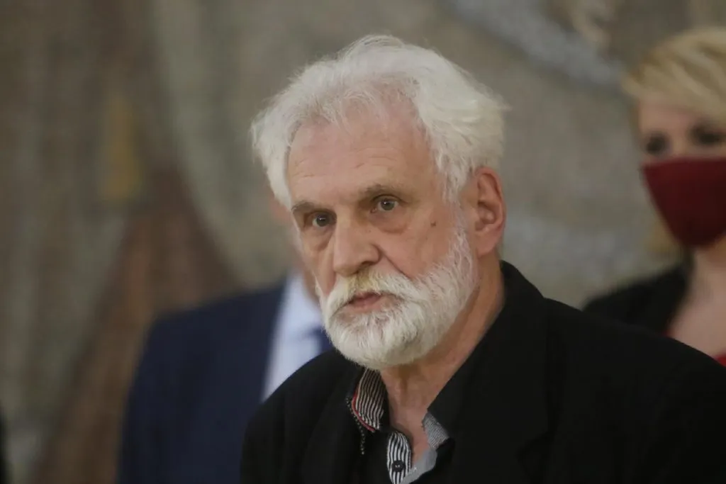 Vučić i režim imaju veliki problem – niko ih više neće – gde god ode traži neku stolicu u poslednjem redu