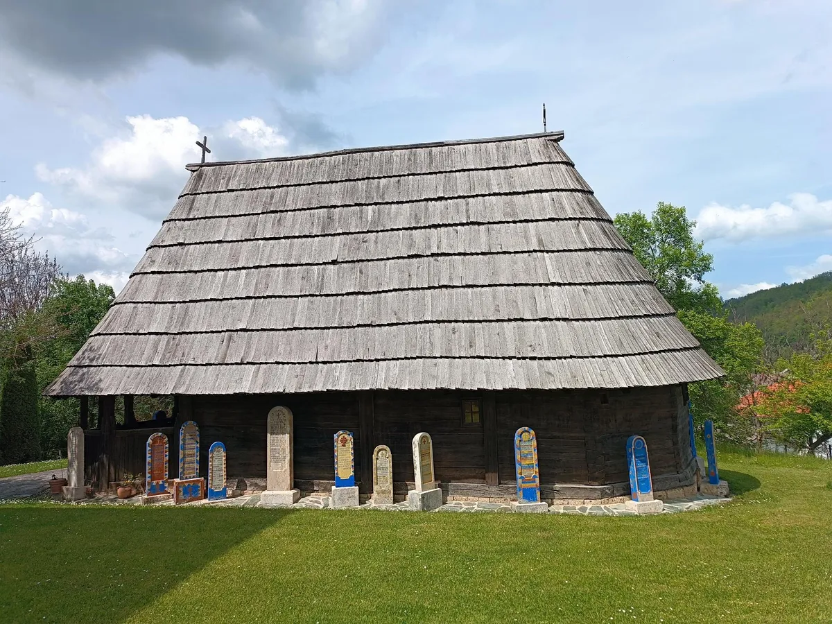 (FOTO) Jedna od najlepših crkava brvnara u Srbiji i vaskršnja tradicija kao podsetnik na događaje od pre dva veka