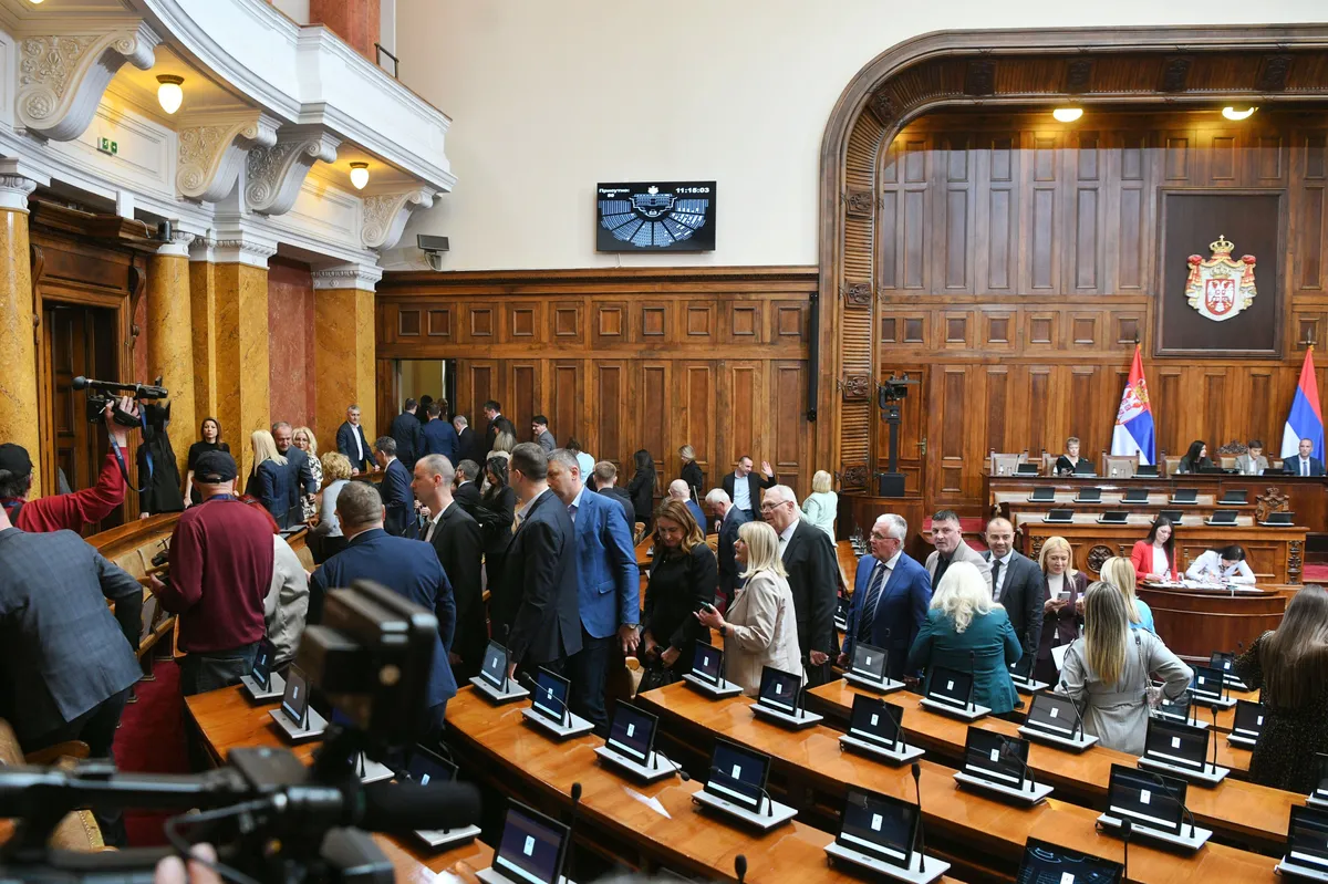 Šta je sve trebalo da „prekrije“ današnju sednicu Skupštine Srbije
