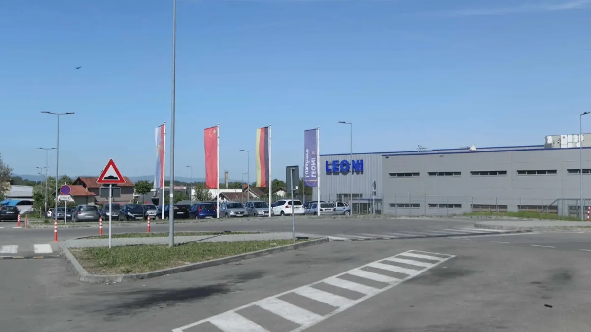 Kriza u automobilskoj industriji trese i Srbiju: Kompanija Leoni zatvorila pogon u Malošištu, zaposleni u Kraljevu strahuju od slične sudbine – Vesti iz Srbije, regiona i sveta