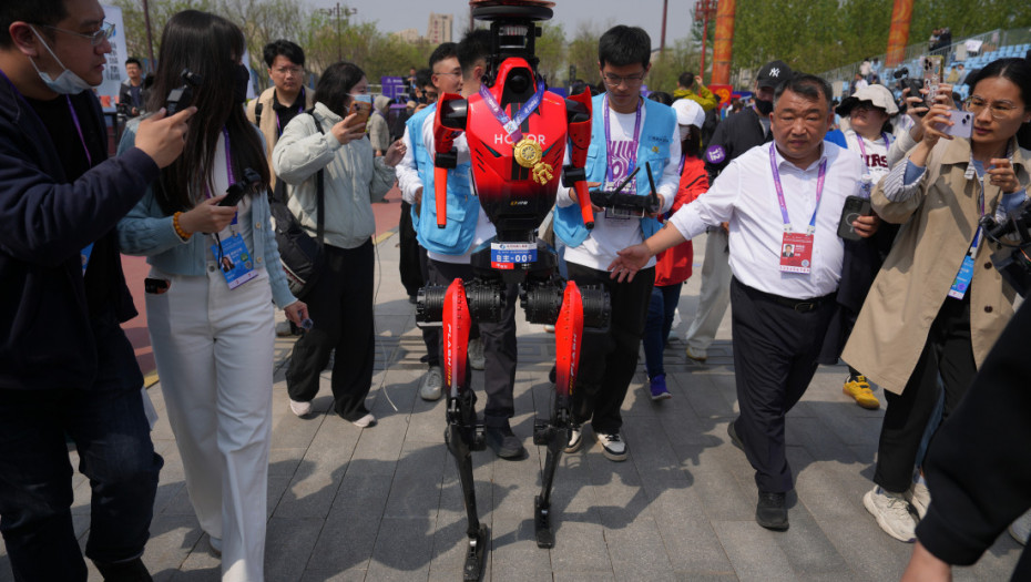 Peking: Polumaraton sa humanoidnim robotima