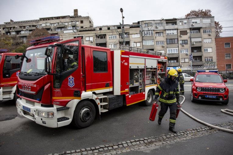 POŽAR GUTA STAN U NOVOM SADU! Vatrogasci dojurili na lice mesta (VIDEO)