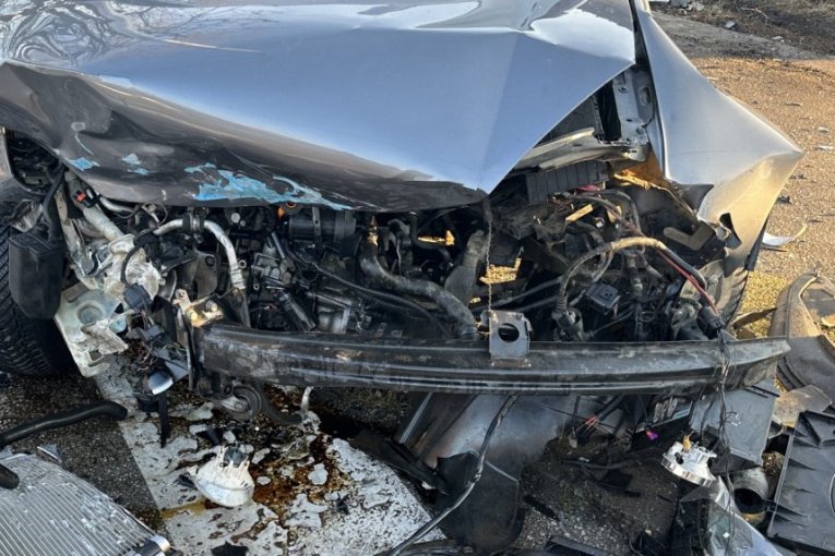 PORŠE POTPUNO SMRSKAN, OTPALI MU TOČKOVI! Vozač luksuznog automobila se zakucao u benzinsku pumpu! (FOTO)