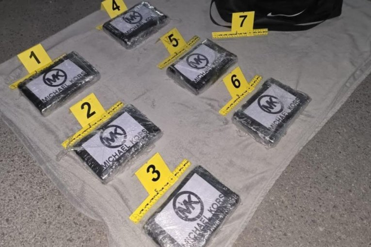 ZAPLENO 6 KILOGRAMA „MAJKL KORS“ KOKAINA! Policija zaustavila muškarca iz Temerina, pa na zadnjem sedištu pronašla torbu sa OVIM! (FOTO)