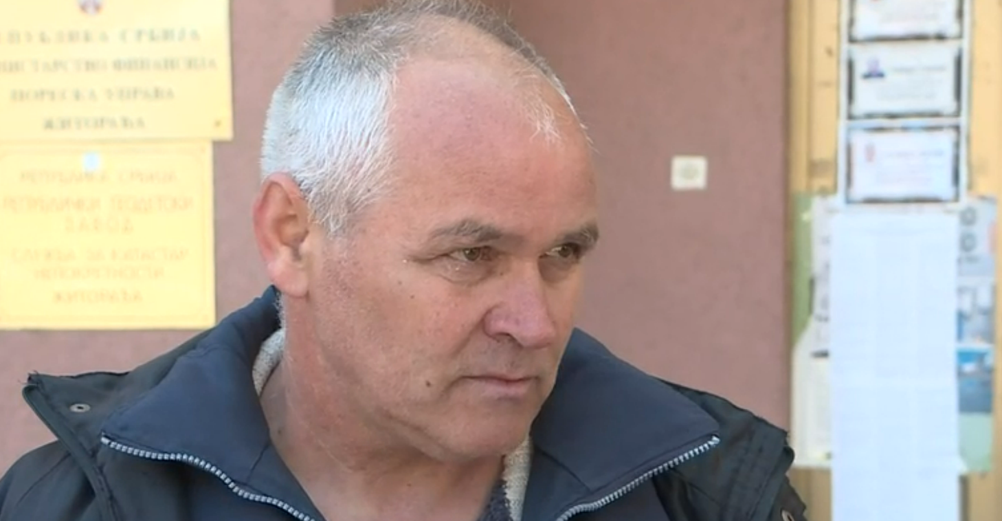 Poljoprivrednik Časlav Mitić treći dan protestuje ispred Opštine Žitorađa: Čitavu deceniju čeka pravdu, a za to vreme ne može da koristi svoje zemljište – Ekonomija