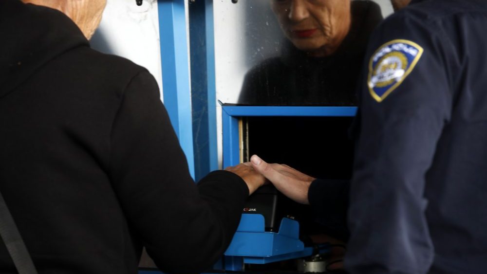 Od danas počinje puna primena EES sistema: Turisti da se naoružaju strpljenjem, a privreda da se nada održivom rešenju za prevoznike – Ekonomija