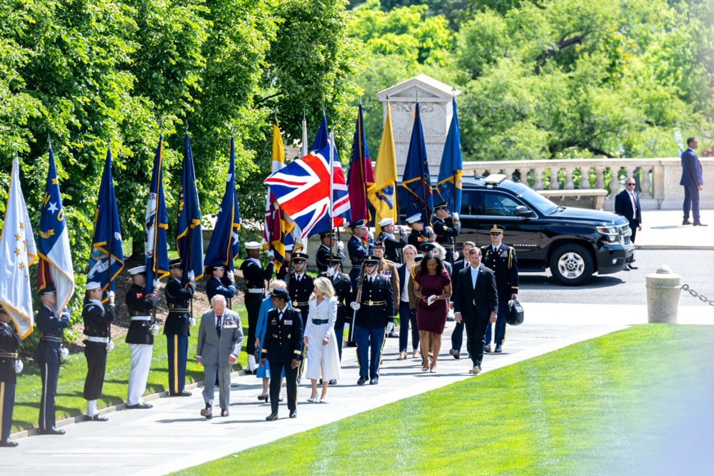 Britanski kralj i kraljica posetu SAD završili u malom gradu uz muziku – Svet