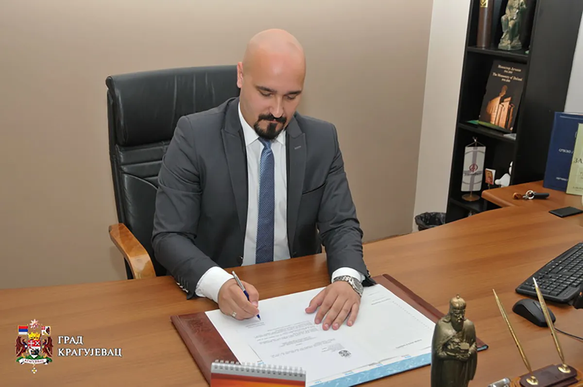 Opozicija kritikovala što je predlagač izmena i dopuna izbornih zakona poslanik vlasti