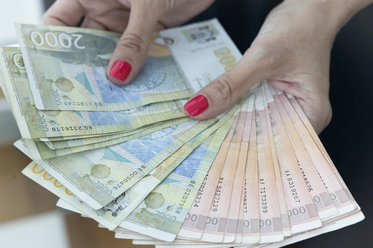 RZS: Prosečna zarada u Srbiji u martu bila 121.650 dinara, medijalna 92.753 dinara