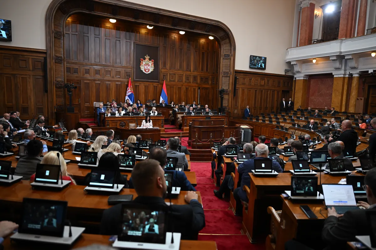 BLOG UŽIVO Burno u Skupštini: Ko su dizači ruku, a ko predlaže zakon protiv duhovitosti Ane Brnabić