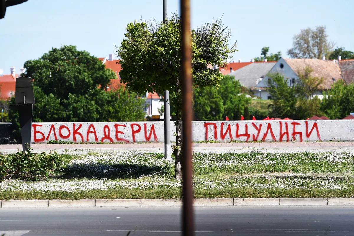 Vojvodina poprište „propagandnog rata“: Uvredljiv tranparent i na zgradi žrtava Holokausta