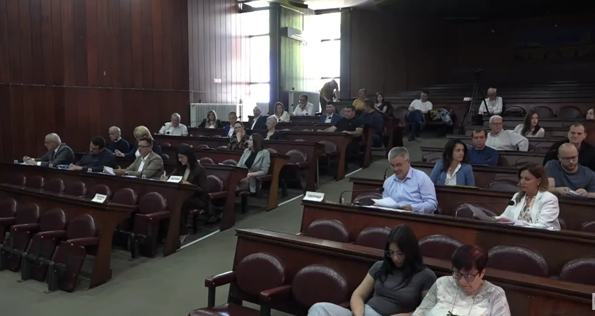 „Želim da u ovim foteljama danas sedite kao na iglama“: Prvo obraćanje studentkinje na sednici Skupštine opštine Kula