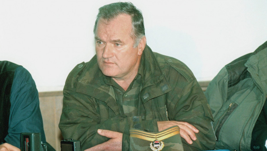 General u Hagu umire vezan za krevet