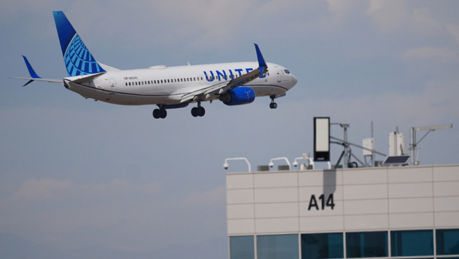 Putnički avion zakačio banderu i udario u kamion tokom sletanja (VIDEO)
