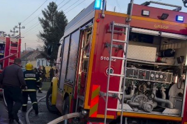 IZGORELA KUĆA U NOVOM SADU! Ima povređenih, vatrogasci na licu mesta (VIDEO)