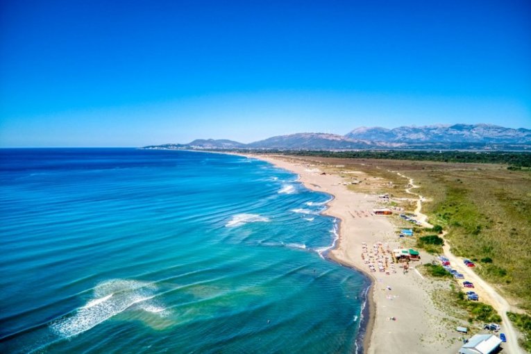 STRAHOVIT POŽAR NA ULCINJSKOJ VELIKOJ PLAŽI! Gori restoran!