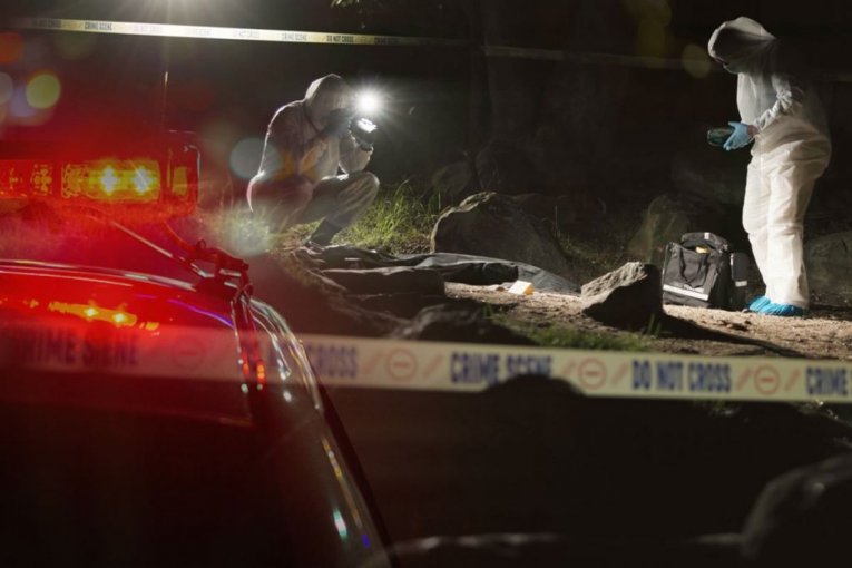 SIN SEKIROM UBIO OCA, TEŠKO RANIO MAJKU NOŽEM! Nakon svađe u dvorištu kuće brutalno napao roditelje, pa pozvao policiju i tada izgovorio JEZIVU REČENICU!