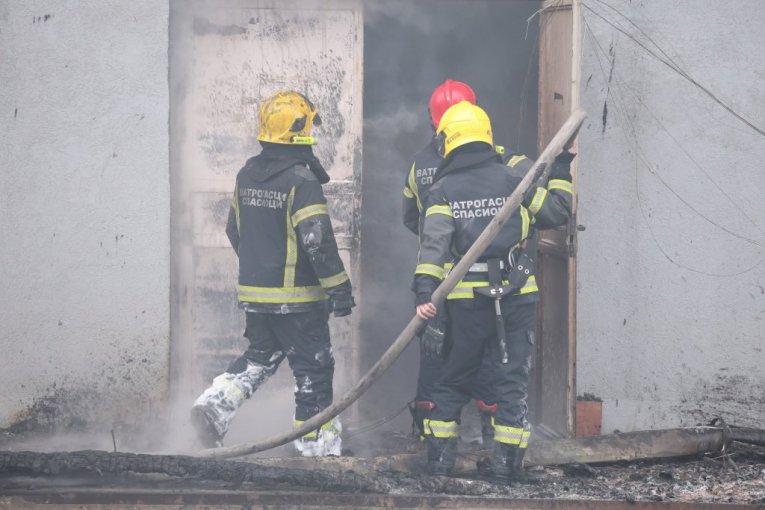 VELIKI POŽAR U SVRLJIGU! Plamen guta fabriku nameštaja