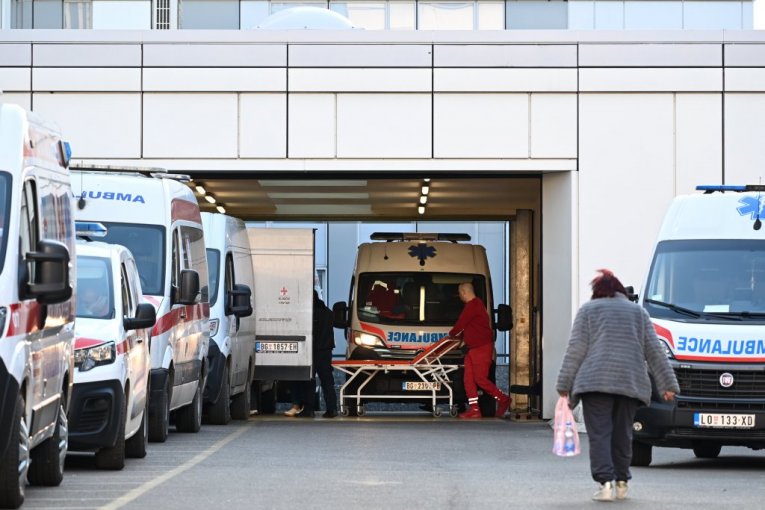 MOMAK U PIJANOM STANJU PAO SA TERASE! Zadobio teške telesne povrede, hitno prevezen u bolnicu!