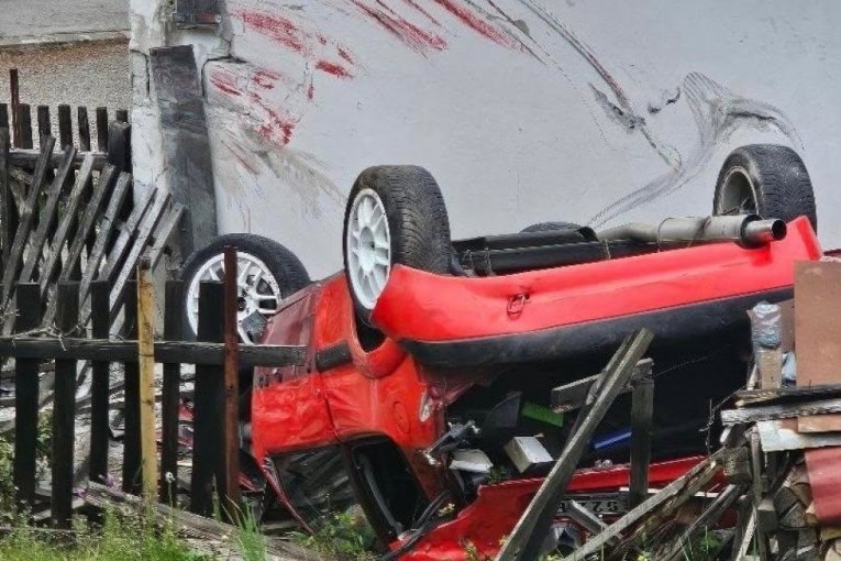 TEŽAK UDES KOD NOVE VAROŠI! Automobil sleteo s puta, pa uleteo u dvorište i prevrnuo se na krov