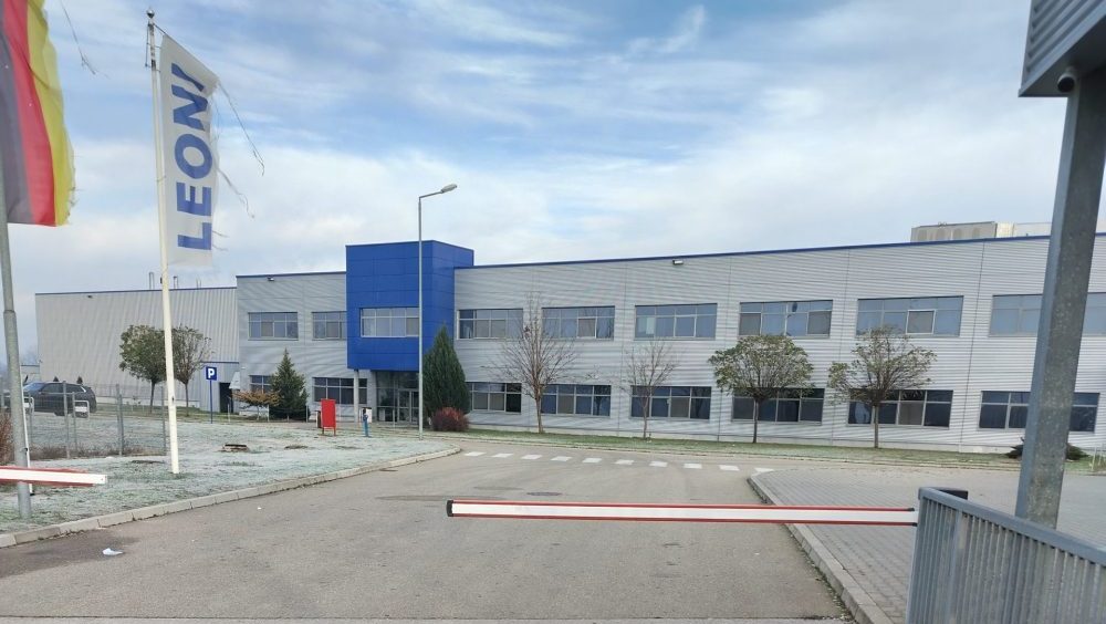 „Prokleta avlija koja, ćuteći, odumire“: Nastavlja se trend otpuštanja radnika na jugu Srbije – Ekonomija