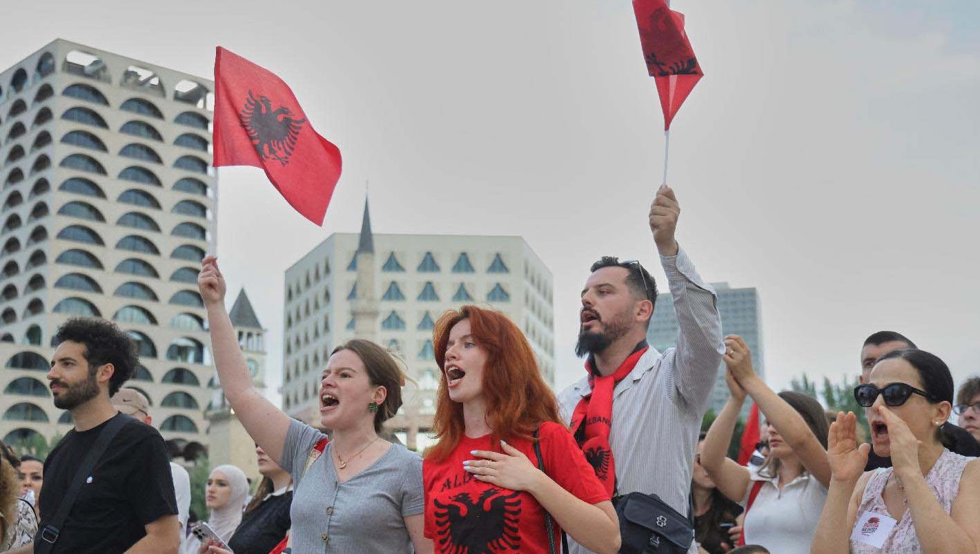 „Bez javno dostupnih dozvola i ugovora, samo su se pojavili buldožeri“: Nastavljeni protesti u Albaniji protiv projekta Trampovog zeta (VIDEO) – Svet