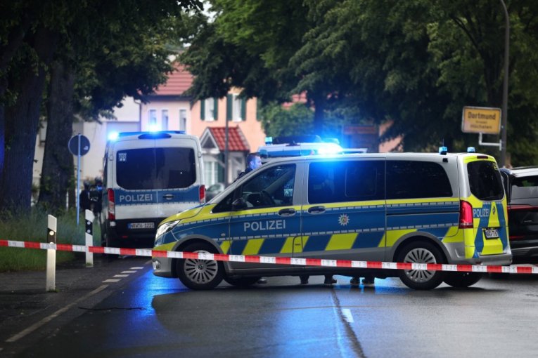 PREGOVARAČKI TIM NA LICU MESTA, SPECIJALCI OPKOLILI STAN! Prve slike drame u Dortmundu – Srbin drži malu decu kao taoce i puca na policiju! (FOTO)