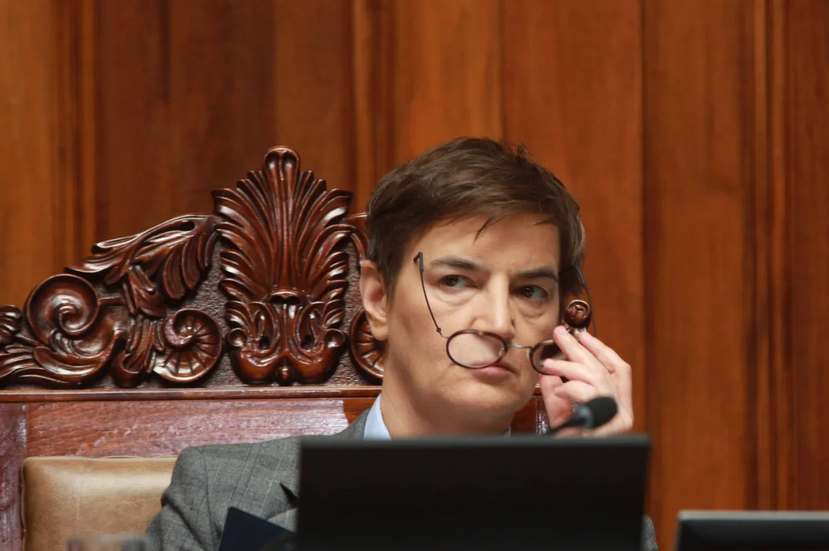 I niko i nikad kao Ana Brnabić: Laž o upotrebi zvučnog topa planirana s idejom ubistva Vučića i izazivanja građanskog rata