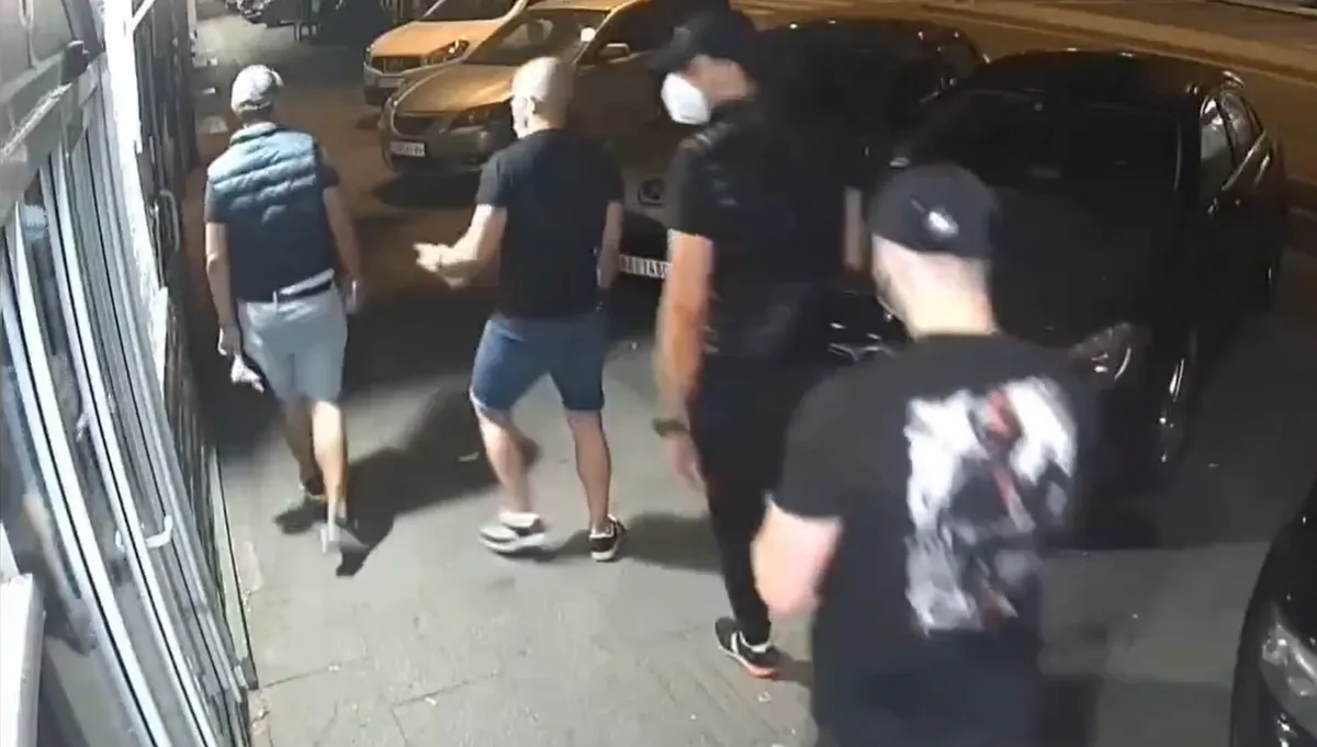 Maskirani muškarci oštetili niz objekata na Dorćolu grafitom „Srbija pobeđuje“ VIDEO