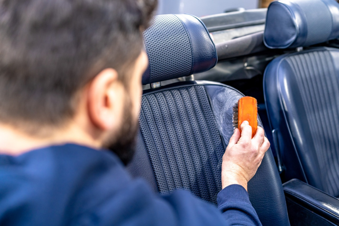 Kako ukloniti fleke iz automobila i sačuvati enterijer?