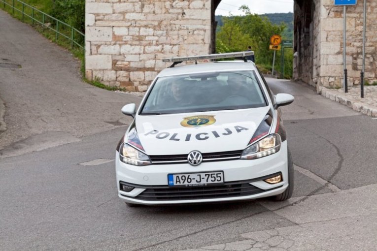 MAFIJAŠKI OBRAČUN USRED DANA! Pucnjava u parku Vraca, jedna osoba ranjena!