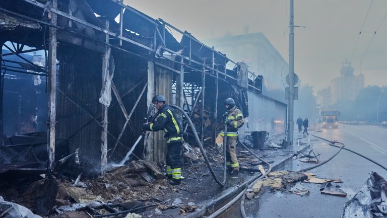 Ruski napadi izazvali požar u manastirskom kompleksu u Kijevu, poginulo pet osoba u Harkovu – Svet
