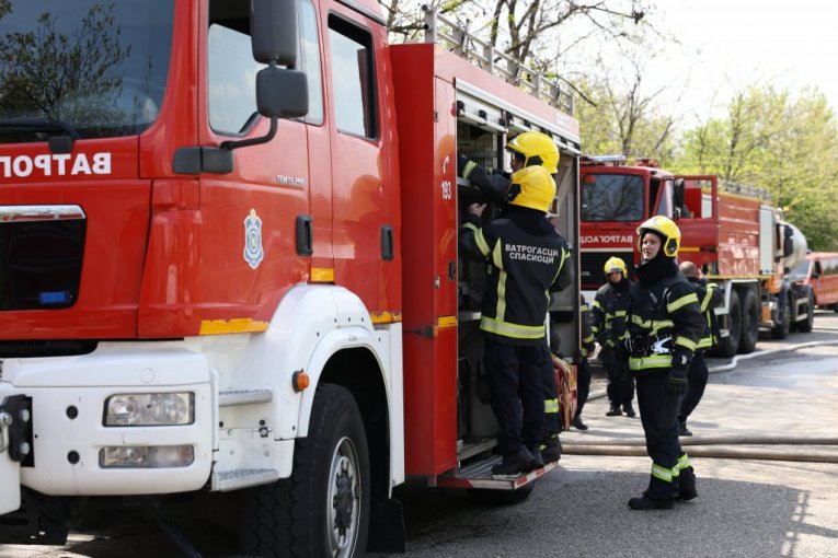 VELIKI POŽAR KOD MOSTARA! Vatrena stihija preti da blokira glavni put (VIDEO)